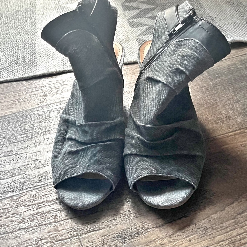 Gray Open Toe Ruched Ankle Boots mid heel wedge style sandles size 8
